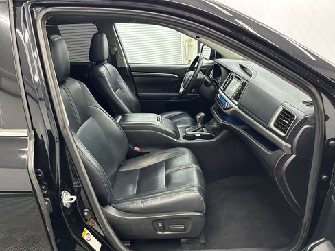 Used 2018 Toyota Highlander SE image 14