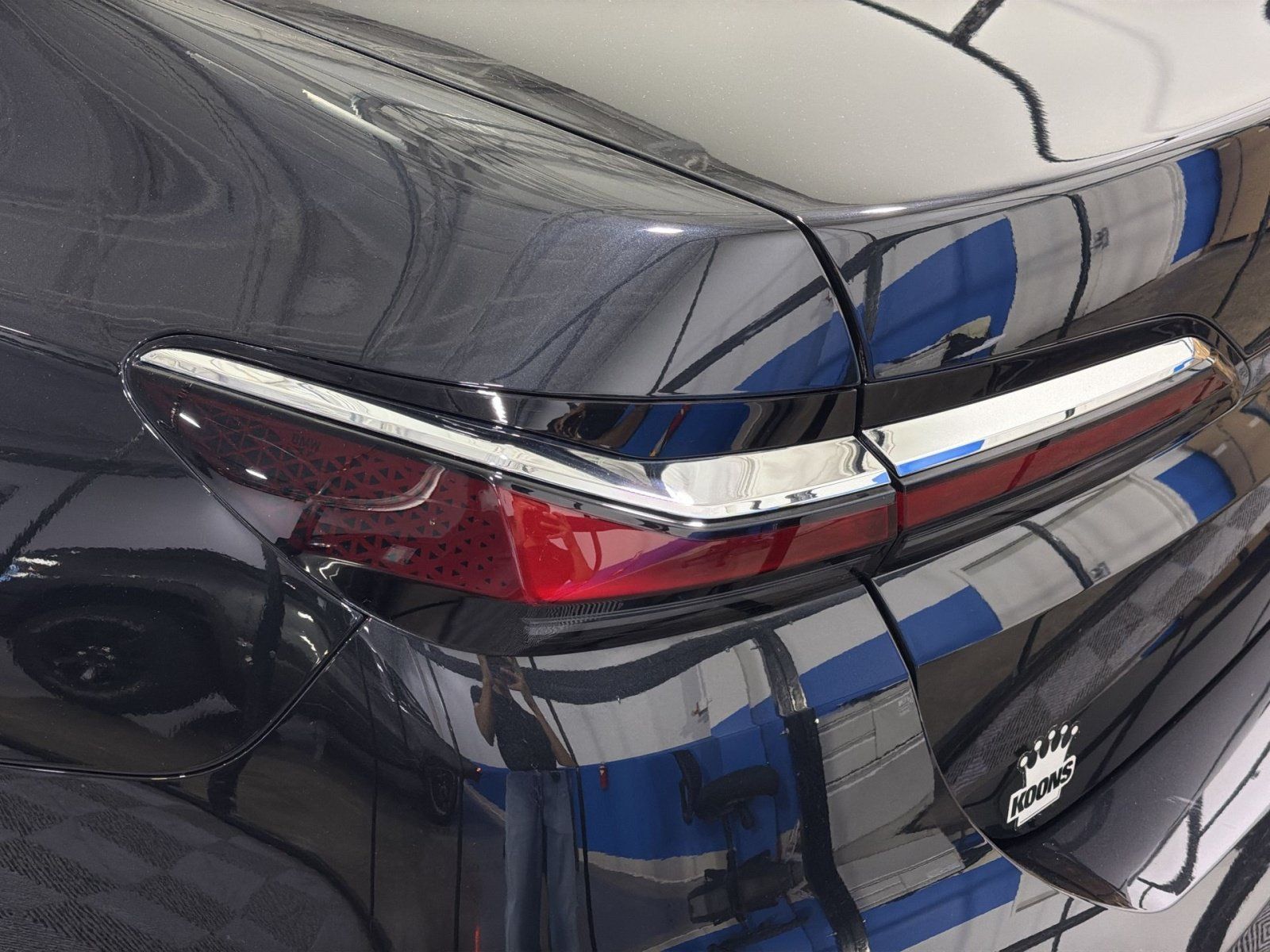Used 2023 BMW 740i w/ Parking Assistance Package RWD image 17