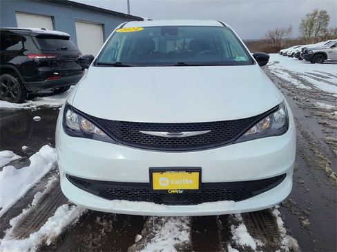 Used 2024 Chrysler Voyager LX image 3