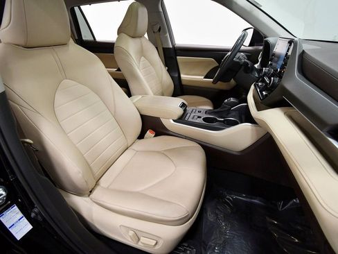 Used 2020 Toyota Highlander XLE image 19