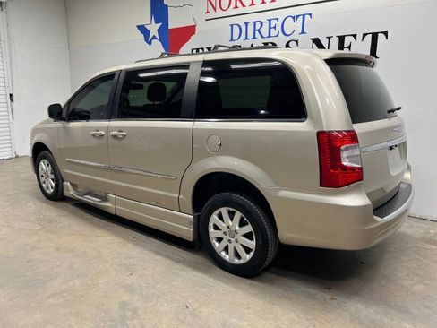 Used 2014 Chrysler Town & Country Touring image 10