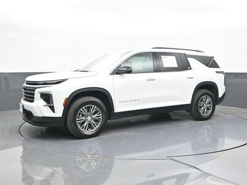 Used 2025 Chevrolet Traverse LT w/ Driver Confidence Package AWD/4WD image 7