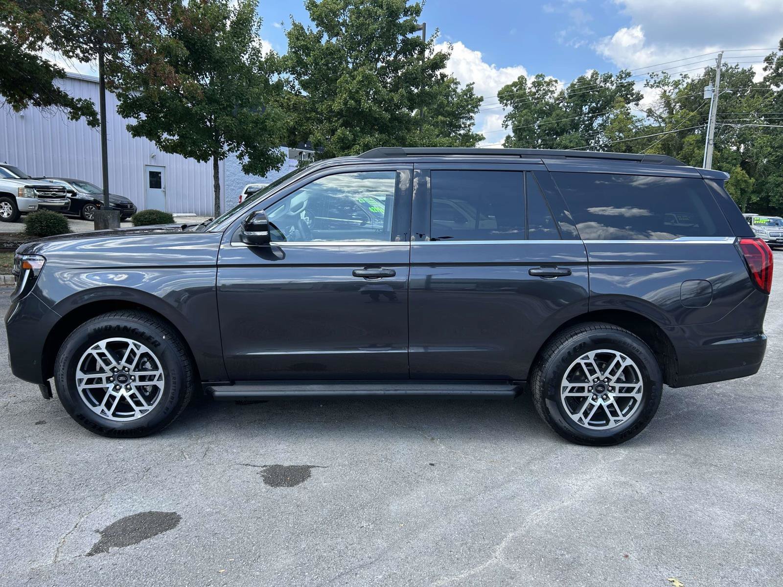Used 2025 Ford Expedition Active RWD image 8