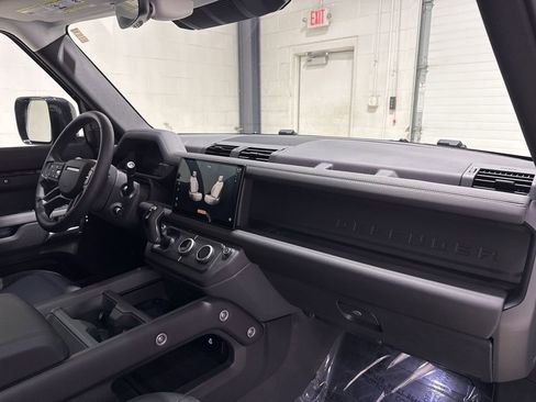 Used 2025 Land Rover Defender 110 S image 39