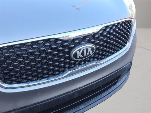 Used 2017 Kia Sorento LX image 9