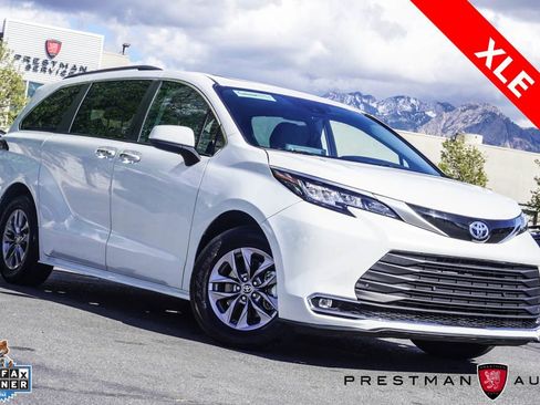 Used 2024 Toyota Sienna XLE image 1