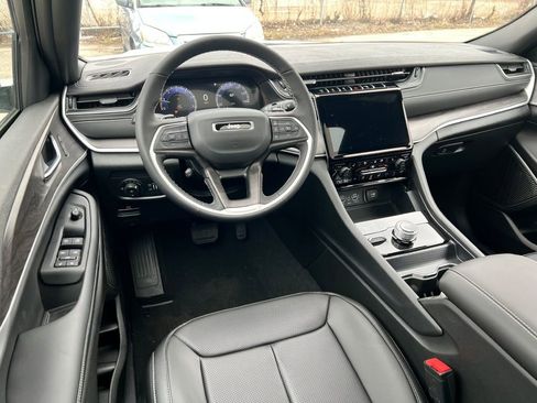 Used 2025 Jeep Grand Cherokee Limited w/ Luxury Tech Group II image 14