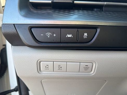 Used 2024 Kia Carnival LX image 21