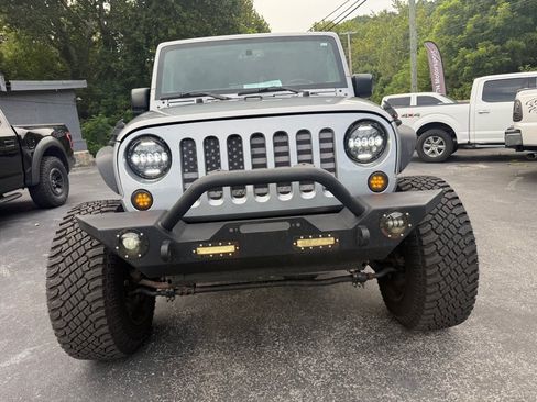 Used 2018 Jeep Wrangler Unlimited Sahara AWD/4WD image 2