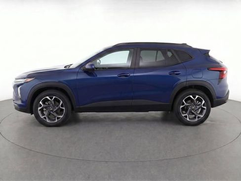 Used 2024 Chevrolet Trax LT w/ LT Convenience Package FWD image 4