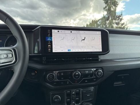 Used 2024 Jeep Wrangler Unlimited image 23