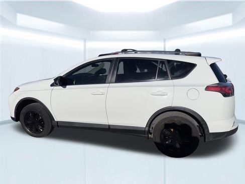 Used 2018 Toyota RAV4 LE image 10