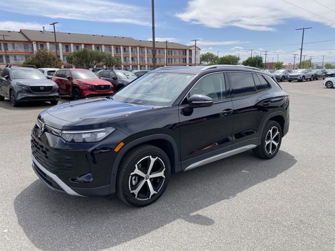 Used 2025 Volkswagen Tiguan SE w/ Panoramic Sunroof Package image 39