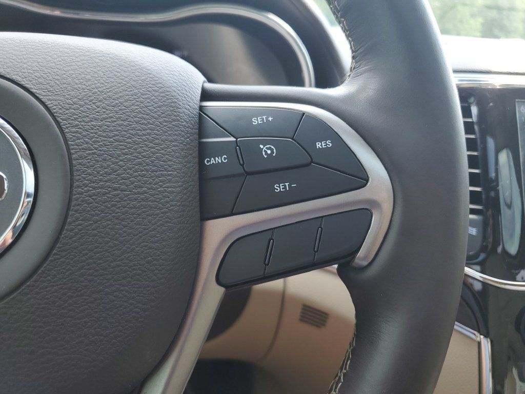 Used 2020 Jeep Grand Cherokee Overland AWD/4WD image 24