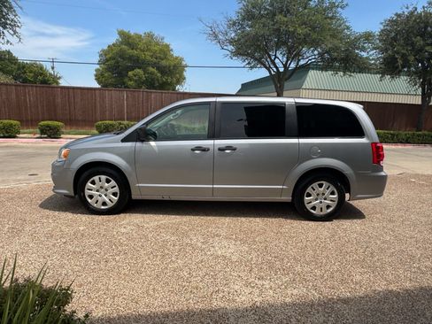 Used 2019 Dodge Grand Caravan SE w/ UConnect Hands-Free Group FWD image 10