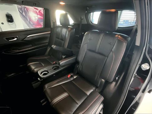 Used 2019 Toyota Highlander SE image 26