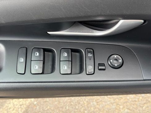 Certified 2025 Hyundai Elantra SEL FWD image 17