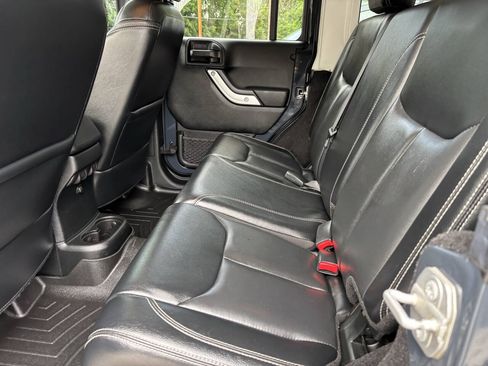 Used 2017 Jeep Wrangler Unlimited Sahara w/ Connectivity Group AWD/4WD image 6
