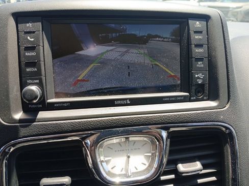 Used 2016 Chrysler Town & Country Touring w/ Driver Convenience Group FWD image 21