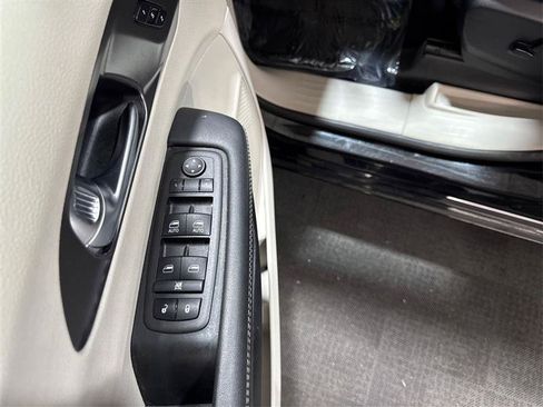 Used 2024 Chrysler Pacifica Touring-L FWD image 33