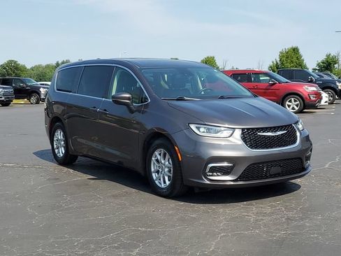 Used 2023 Chrysler Pacifica Touring-L FWD image 2