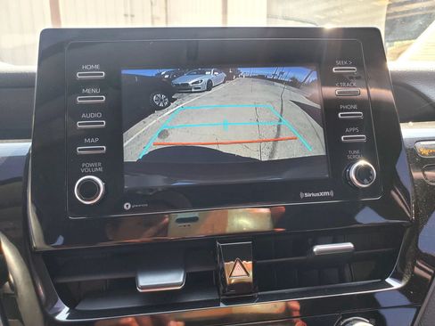 Used 2021 Toyota Camry SE FWD image 3