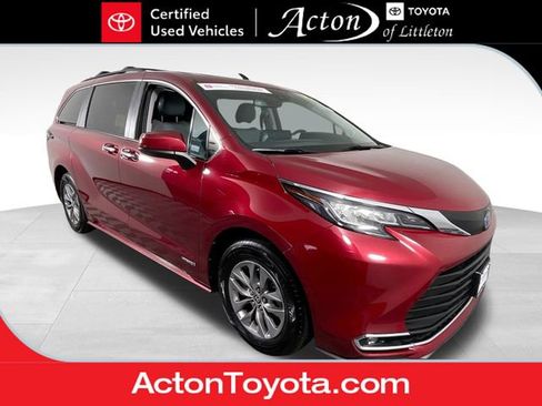 Certified 2021 Toyota Sienna XLE image 1