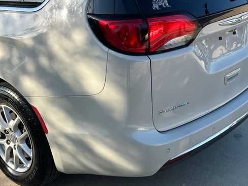 Used 2020 Chrysler Pacifica Touring-L FWD image 12