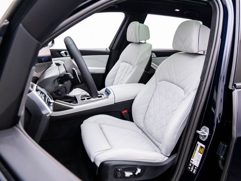 Certified 2025 BMW X7 xDrive40i w/ M Sport Package image 16