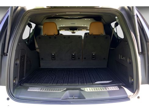 Used 2024 Chevrolet Suburban High Country RWD image 27
