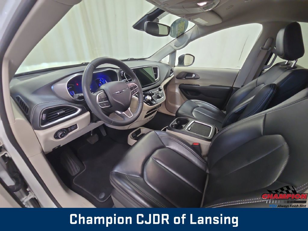 Used 2023 Chrysler Pacifica Touring-L FWD image 13