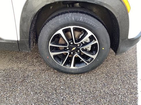Used 2025 Chevrolet TrailBlazer LT AWD/4WD image 37