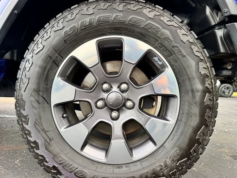 Used 2019 Jeep Wrangler Unlimited Sahara AWD/4WD image 34