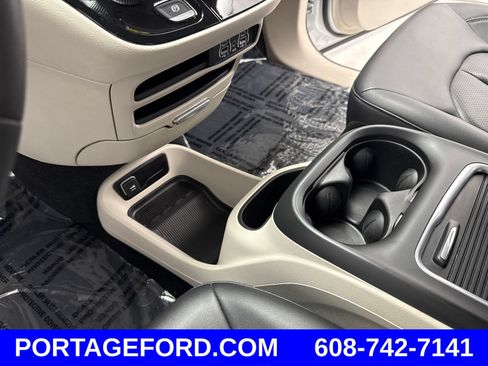 Used 2024 Chrysler Pacifica Touring-L FWD image 16