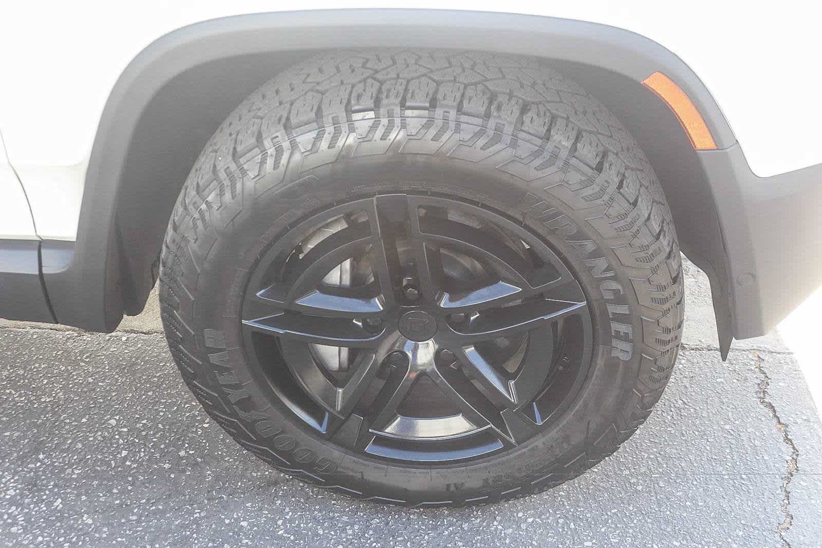 Used 2025 Rivian R1S Adventure Dual AWD/4WD image 10