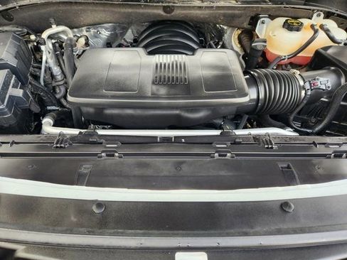 Used 2025 Chevrolet Suburban Z71 image 32