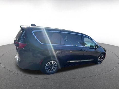 Used 2023 Chrysler Pacifica Touring-L FWD image 14