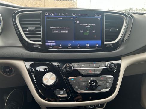 Used 2024 Chrysler Pacifica Touring-L image 20