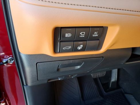 New 2026 Toyota Highlander Platinum image 10