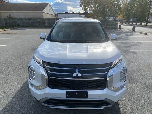 New 2025 Mitsubishi Outlander SE image 3