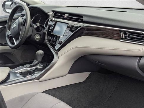 Used 2018 Toyota Camry LE image 23