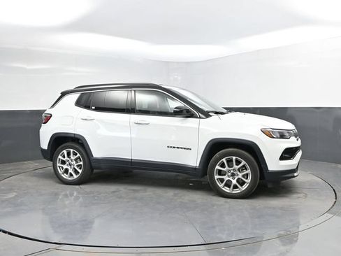 Used 2025 Jeep Compass Limited AWD/4WD image 3