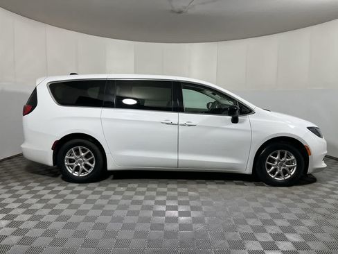 Used 2024 Chrysler Voyager LX FWD image 9