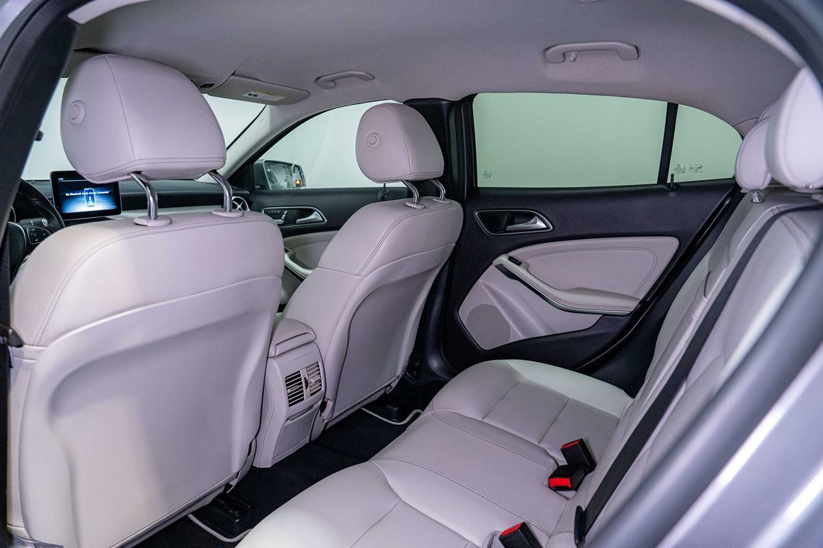 Used 2020 Mercedes-Benz GLA 250 4MATIC w/ Premium Package image 16