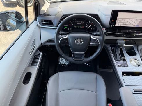 Used 2025 Toyota Sienna XLE image 12