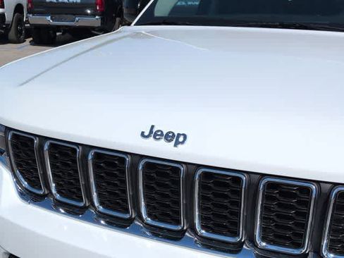 Used 2023 Jeep Grand Cherokee Laredo AWD/4WD image 12