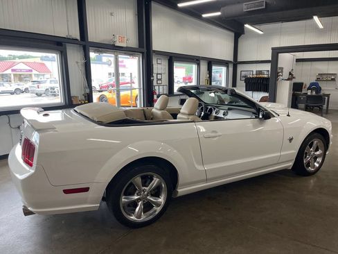 Used 2009 Ford Mustang GT Premium RWD image 16