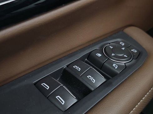 Used 2025 Chevrolet Suburban High Country AWD/4WD image 32