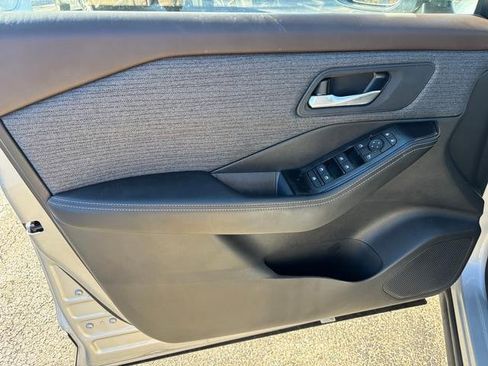 Used 2023 Nissan Rogue SV image 11