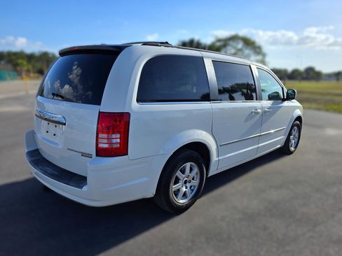 Used 2009 Chrysler Town & Country Touring image 5